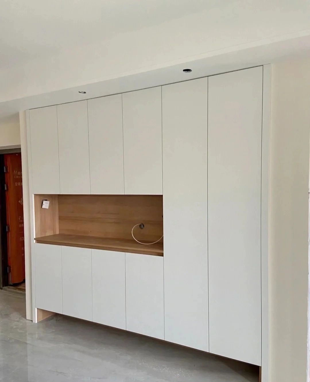 经典款搭配:白色柜门搭配木纹色的柜体!