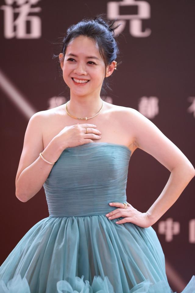 曾宝仪亮相在斯诺克时尚之夜,一袭抹胸拖地长裙惊艳众人