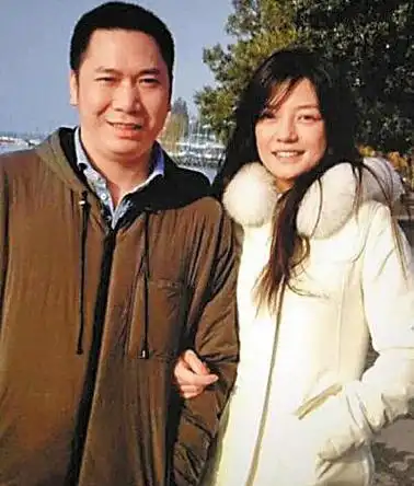 黄有龙到底是哪里人背景揭秘?黄有龙到底是干什么的为何这么有钱