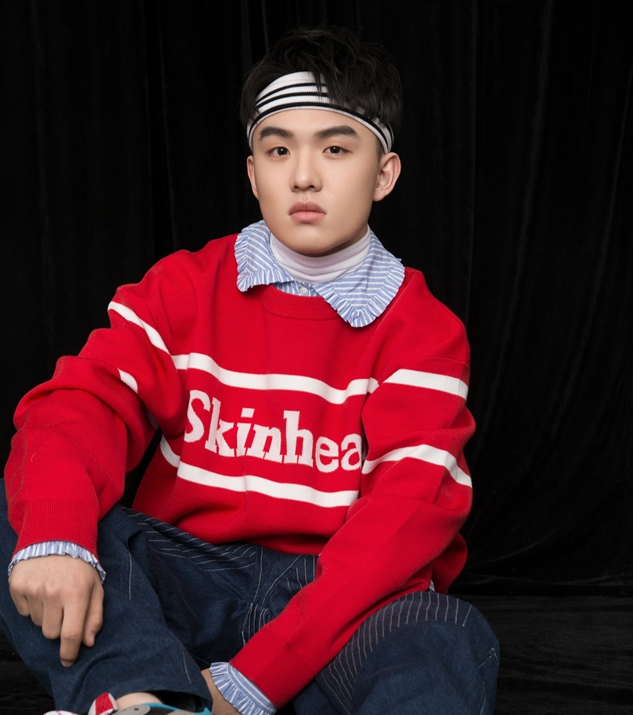 郑伟红色嘻哈写真曝光,穿着绿色夹克内搭白色帽衫,少年感十足