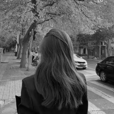 头像黑白女背影伤感