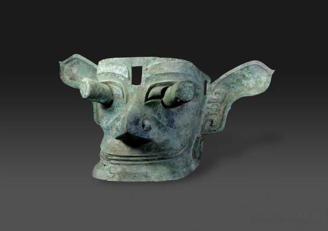 在三星堆博物馆,有一件青铜纵目大面具,它长这样.