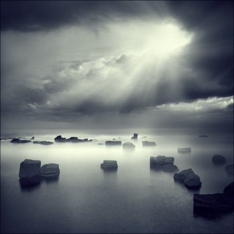 来自deviantart社区arayo的黑白意境摄影作品,好久没去那里逛逛了