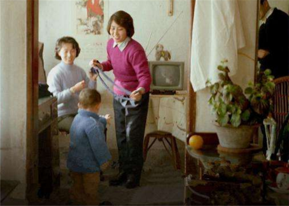 90年代历史老照片:图为农村里的几个小孩子在玩"老鹰捉小鸡".