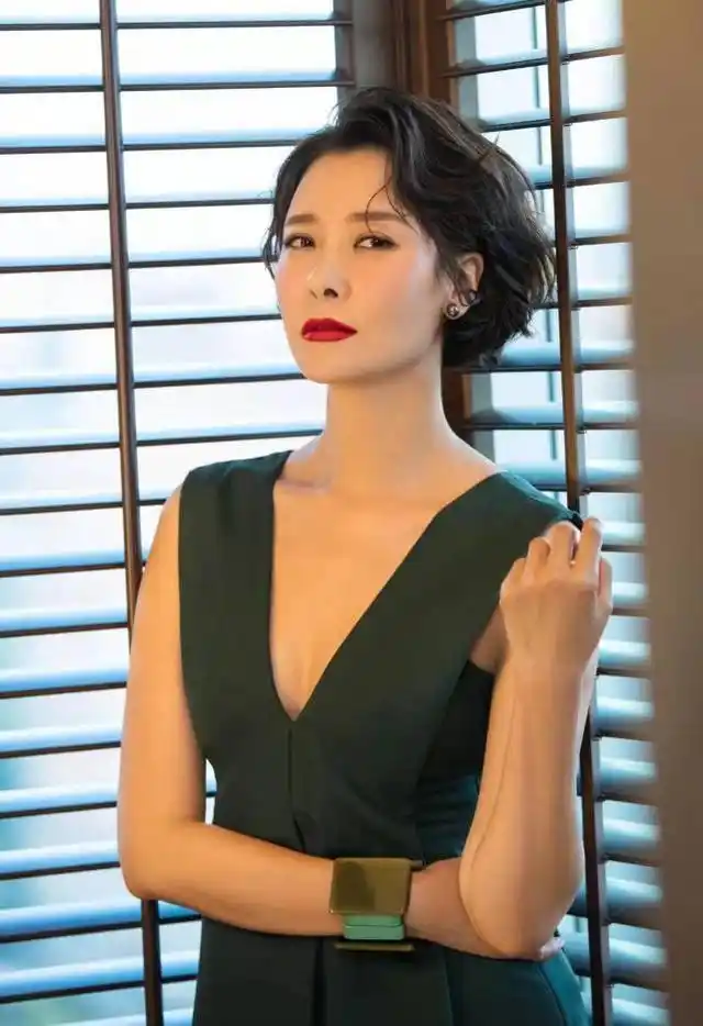 演员柯蓝23岁就年薪百万50岁依然单身有黄志忠陪伴不孤独