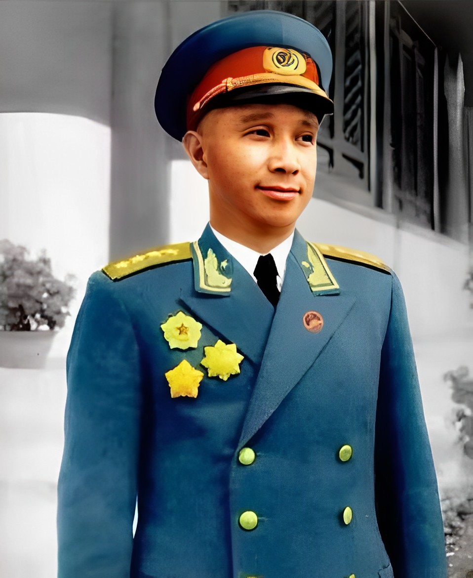 1955年,北京,一张粟裕为军区干部授衔的照片.