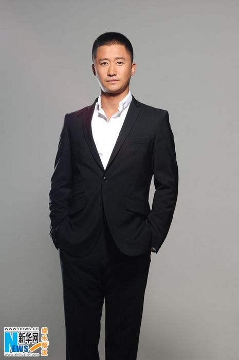 吴京白衬衫眼神坚毅尽显硬朗男人一面