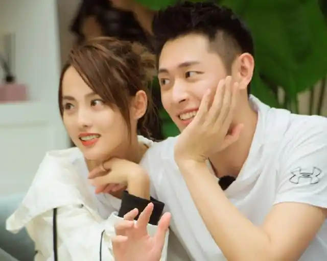 买超离婚后放飞自我带俩美女酒吧嗨玩笑哈哈仍自称张嘉倪老公