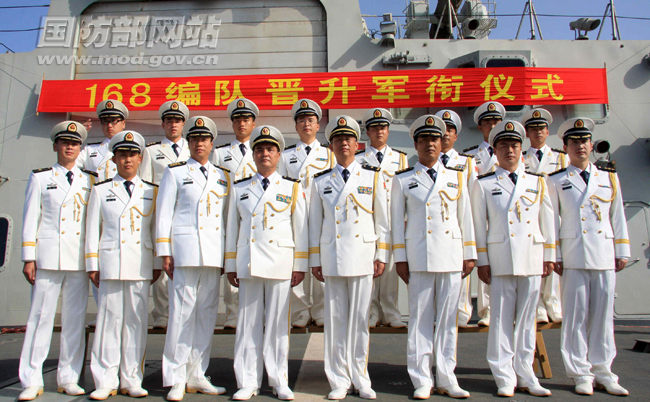 中国海军护航编队红海上晋衔仪式