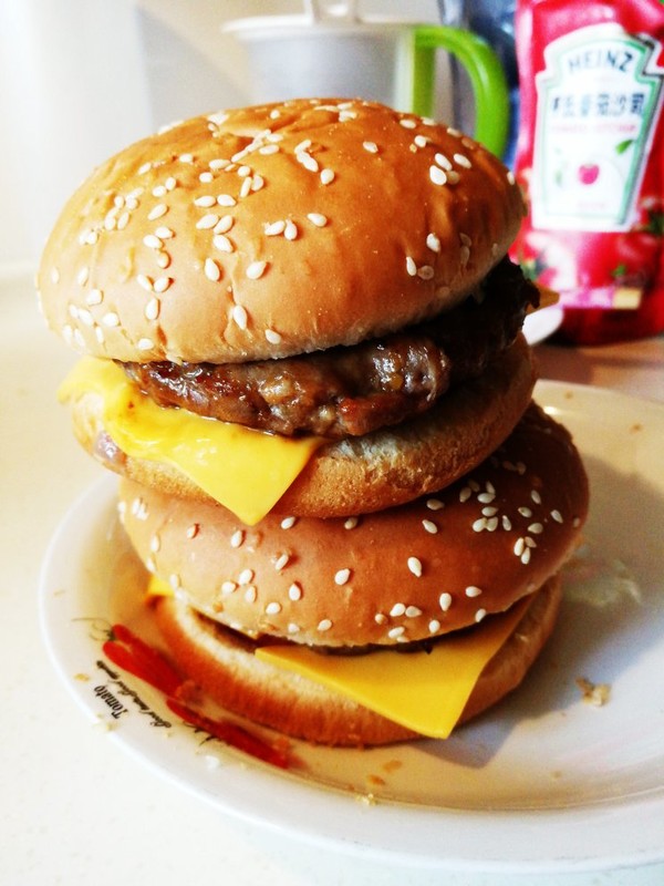 游泳的鱼wzoh做的正宗的麦当劳双吉牛肉汉堡