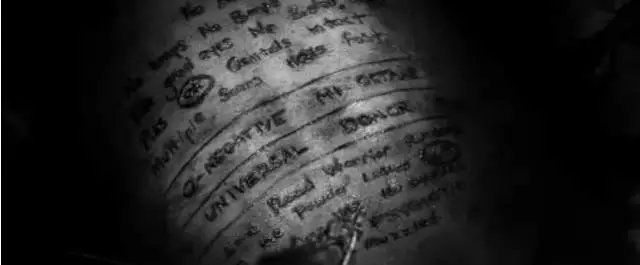 黑白画中的小战争男孩,拾着汤老师被剪掉的头发,突然有种阴森,恐怖的