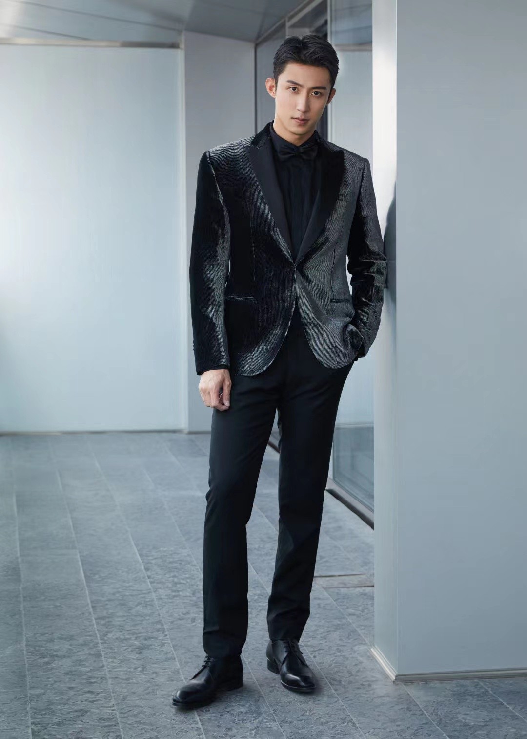 187cm黄景瑜穿丝绒黑西装亮相,端庄英俊,超模身材真是绝