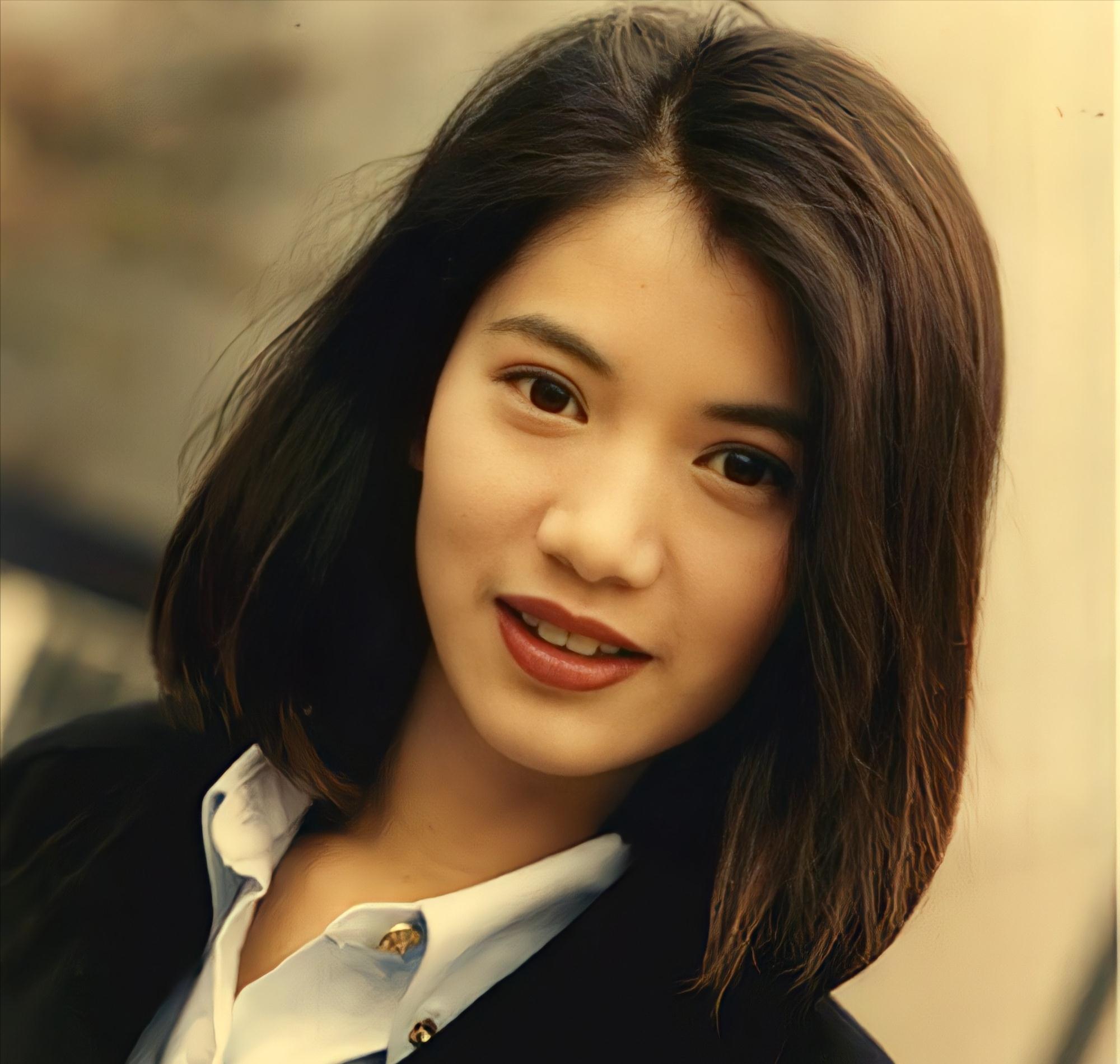 袁咏仪脾气火爆,曾惹怒成龙大哥被封多年,年轻时也曾走过岔路,选择被