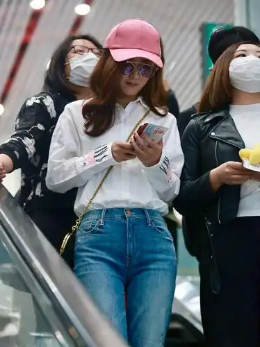 赵丽颖粉帽白衬衫清新十足 玩手机热聊笑cry