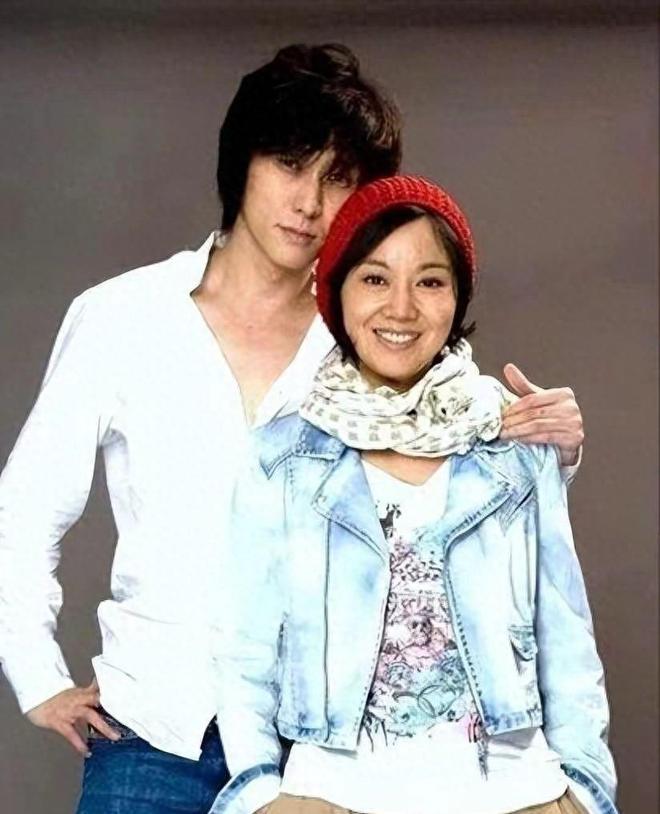 她的前男友不是比闫妮小8岁,最离谱的竟然还小11岁.