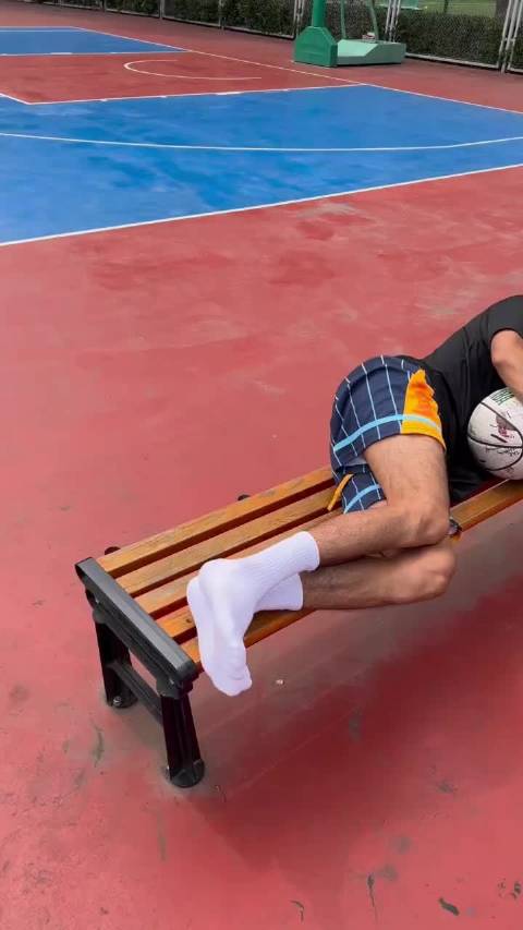 球场长凳上白袜体育生竟然抱着篮球入睡,看来真是累坏了!