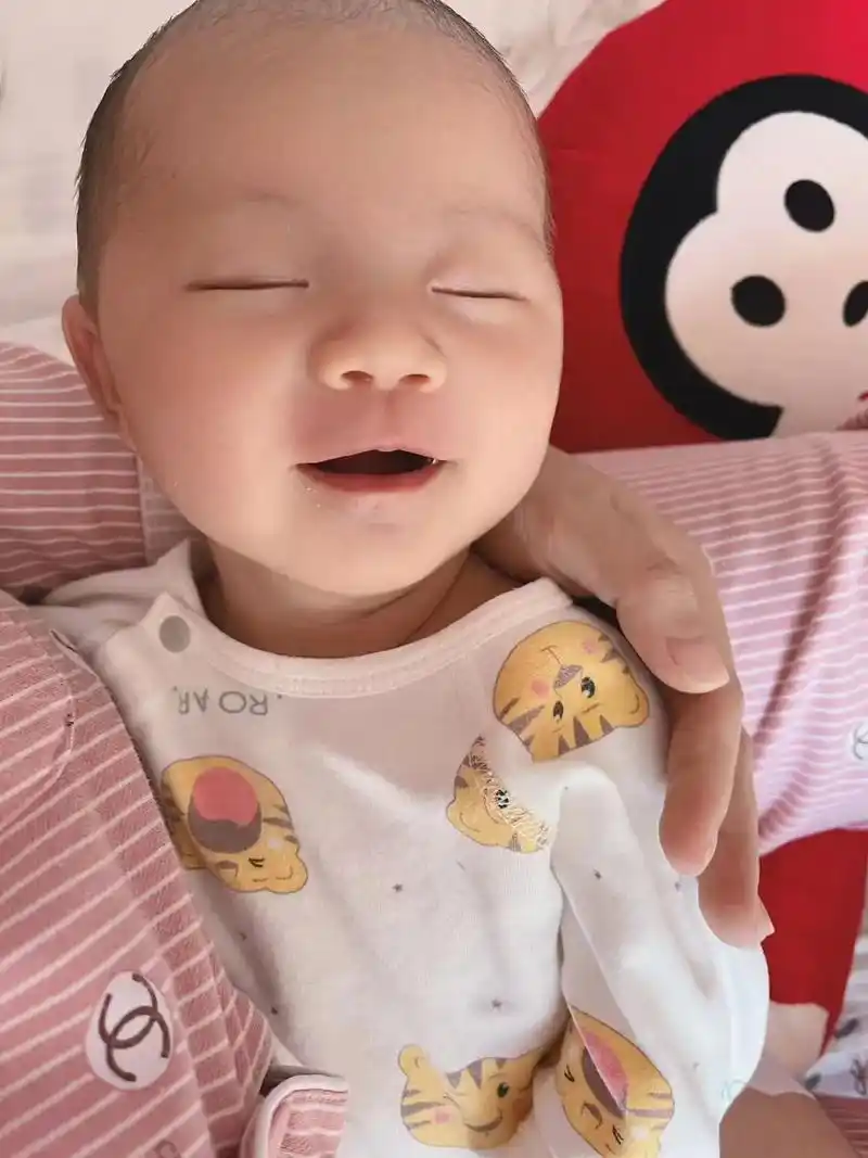 宝宝满月了.#发一张小时候的照片 - 抖音