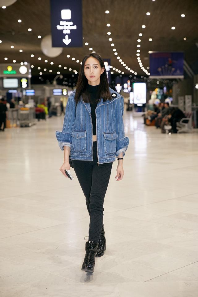 张钧甯牛仔衣配菱格黑裤,简洁又不失帅气,看到正面时亮了