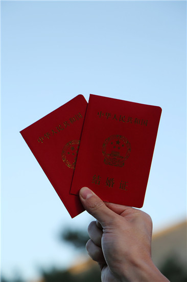 杨子姗晒与吴中天结婚证 潇洒宣布:我嫁了!