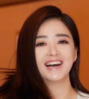 蒋欣出席活动,一口"大黄牙"成为槽点,网友:得罪摄影师了?