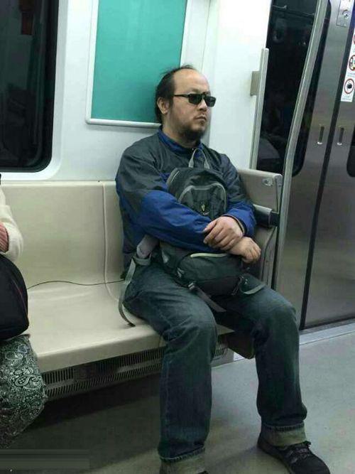 53岁窦唯近况引猜测 53岁的窦唯被拍到与一位年轻美女同桌就餐,一改