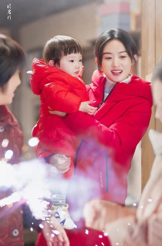 原创赵丽颖片场抱小演员看烟花温柔安抚孩子吓哭赵丽颖举动好真实