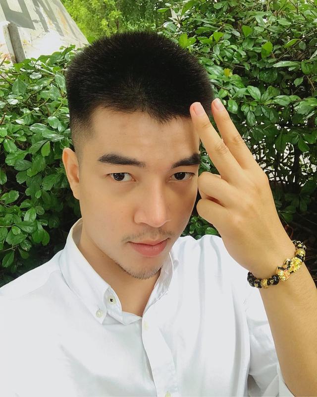 40几岁男士适合剪什么发型?试试这4款露额造型,硬朗轻熟又帅气