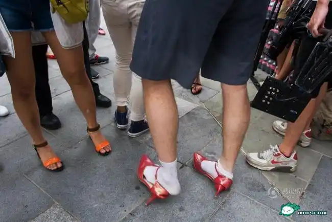 深圳举行高跟鞋跑 男穿女鞋狂奔笑翻众人