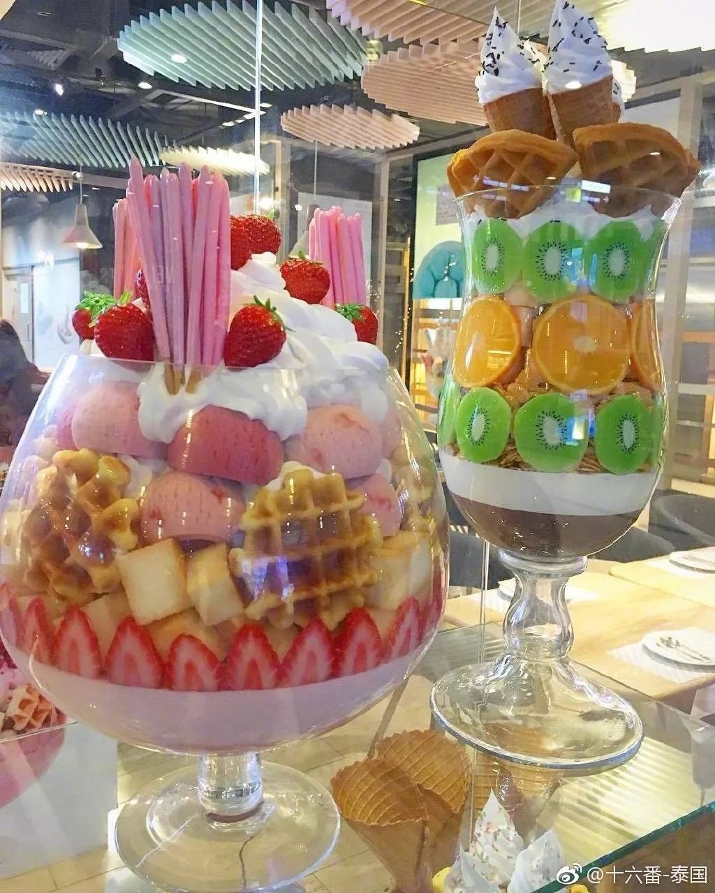 泰国巨型冰淇淋火了!据说十几个人一起才能吃完