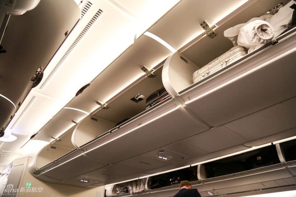 空客a380上层行李架.