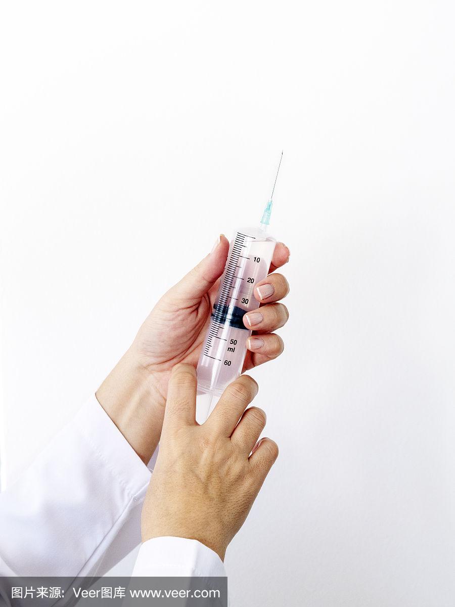 女人拿着一个大注射器