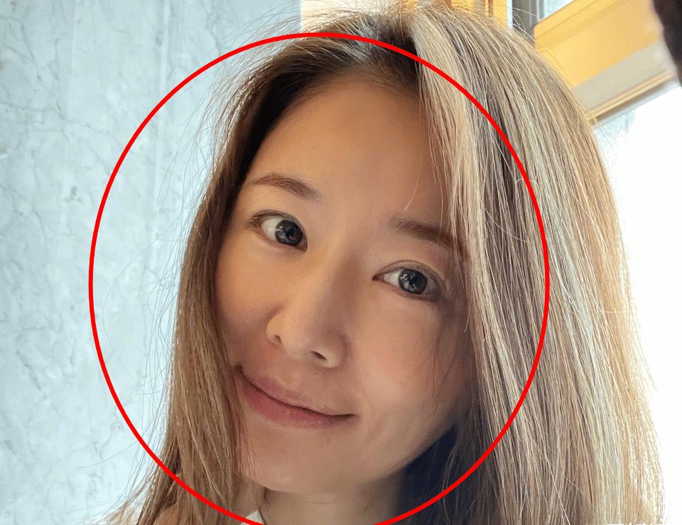 45岁林心如晒纯素颜照,照片放大三倍后,皮肤上的瑕疵显露无疑_女明星
