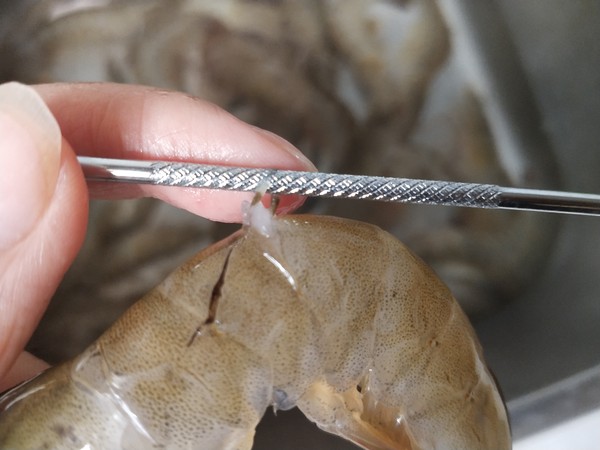 2.剪去虾头上面的那根刺