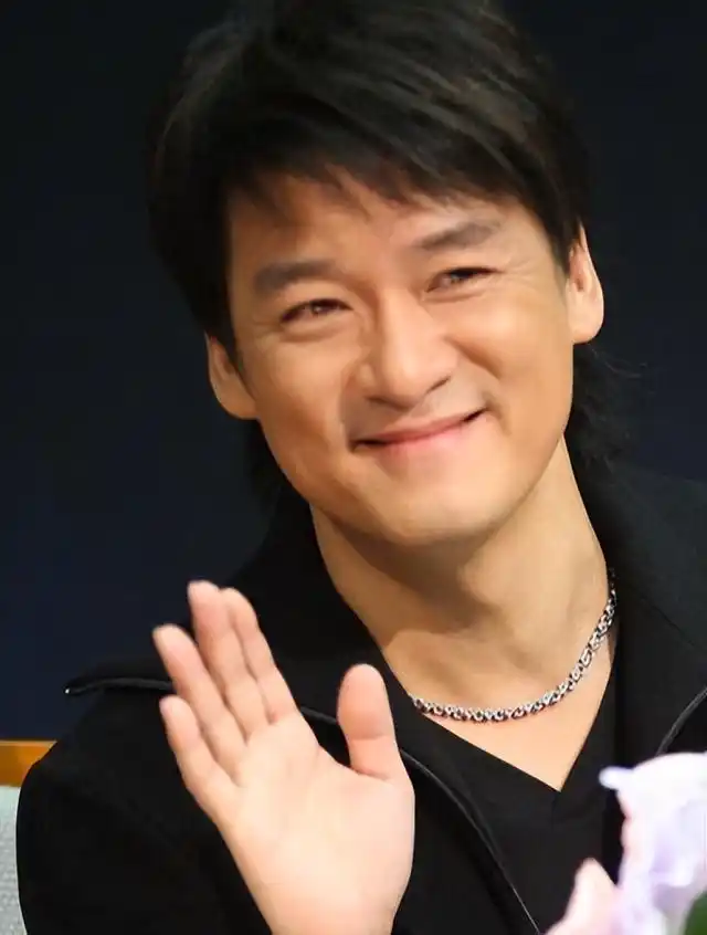 63岁周华健演唱会滑倒受伤,本该是个悲剧,我却笑死在了评论区