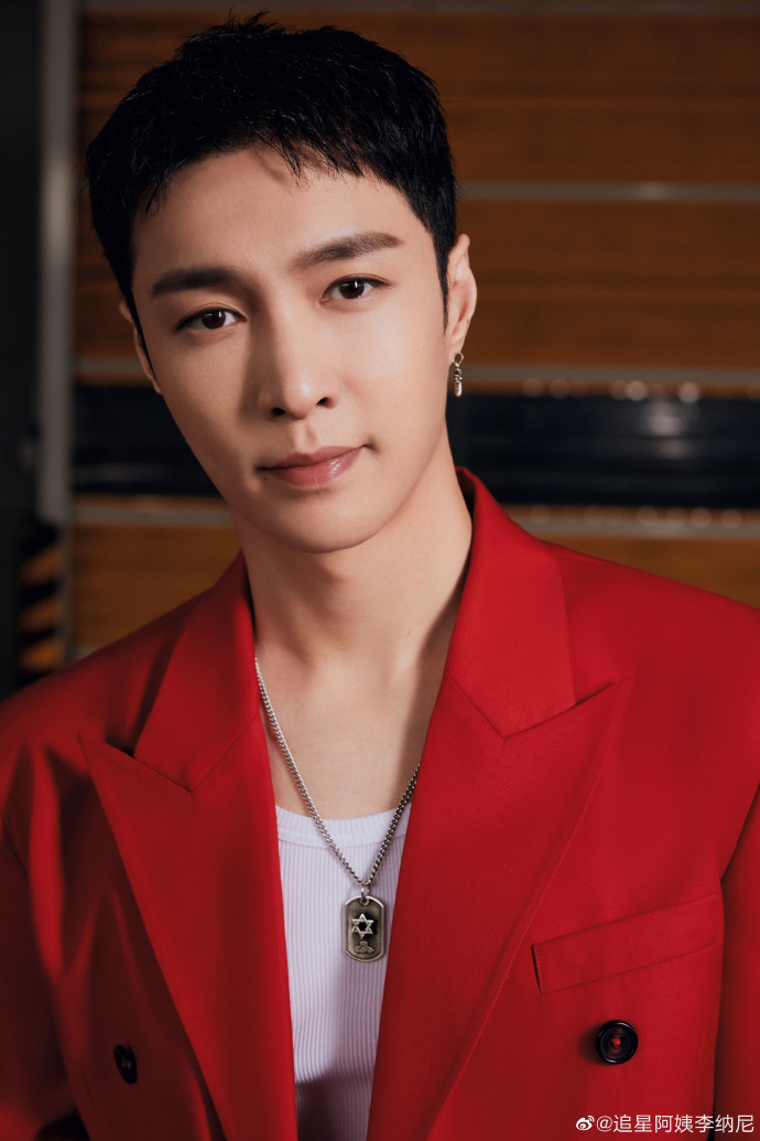 张艺兴侧颜线条