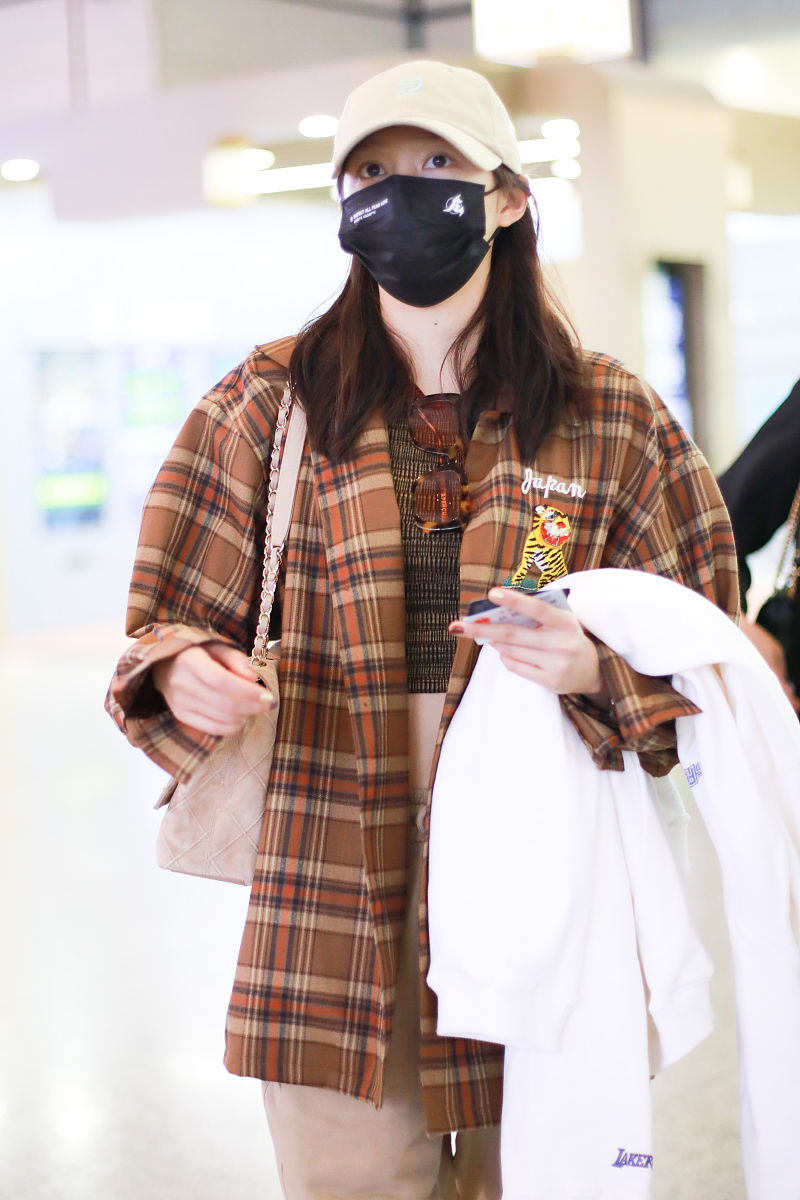 关晓彤街拍:doublet格纹衬衣破洞束口裤anta老爹鞋男友风穿搭