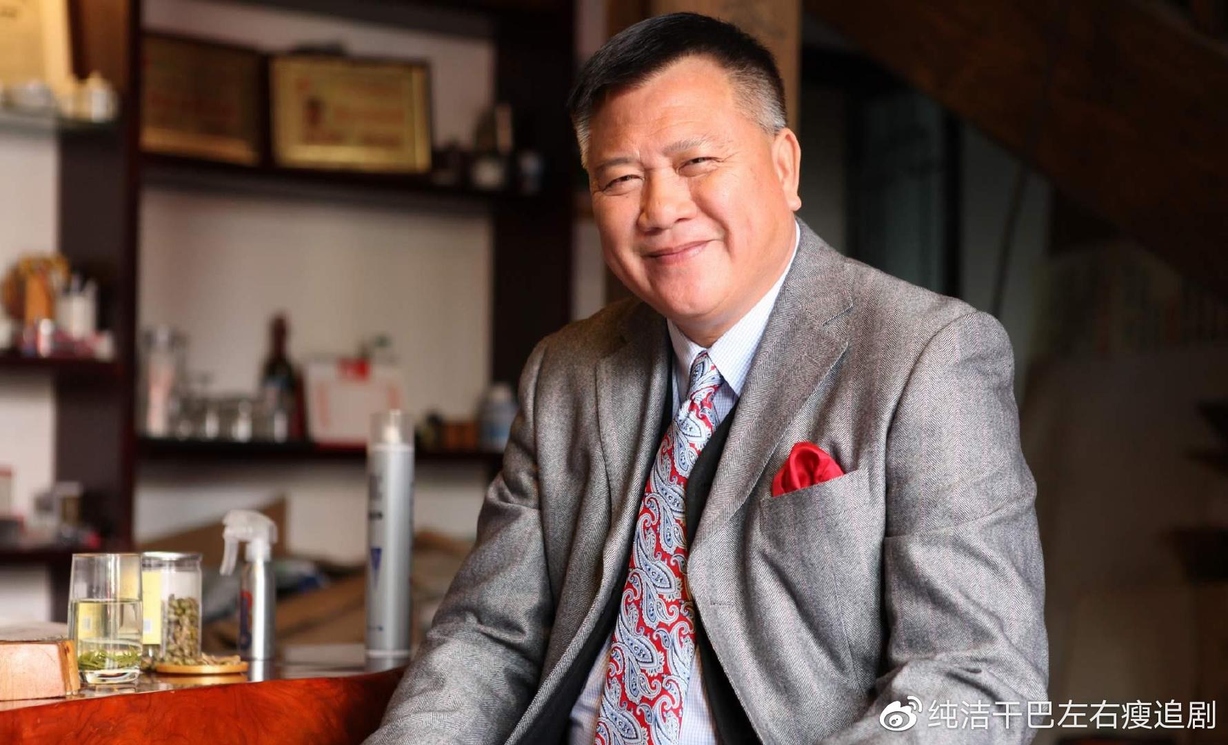 万梓良现身酒吧商演获壮汉保镖簇拥排场大险些踩空摔倒太危险