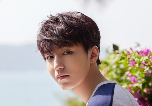 00后圆脸男生热点刘海短发设计 齐刘海呆萌斜刘海气质造型hin多_发型