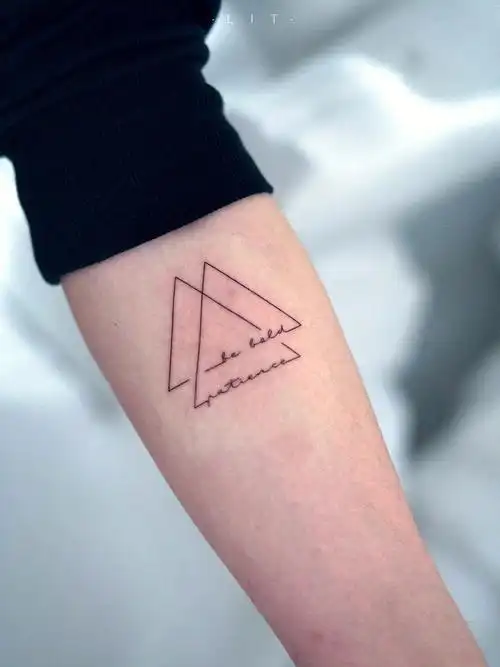 简约的几何和英文结合永远不会过时的简约纹身.
