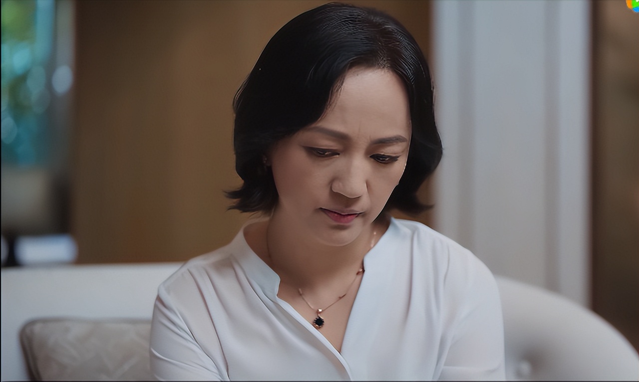 亦或是选择比罗海琼年纪更大的女演员,起码从外形上来看就与窦骁是两