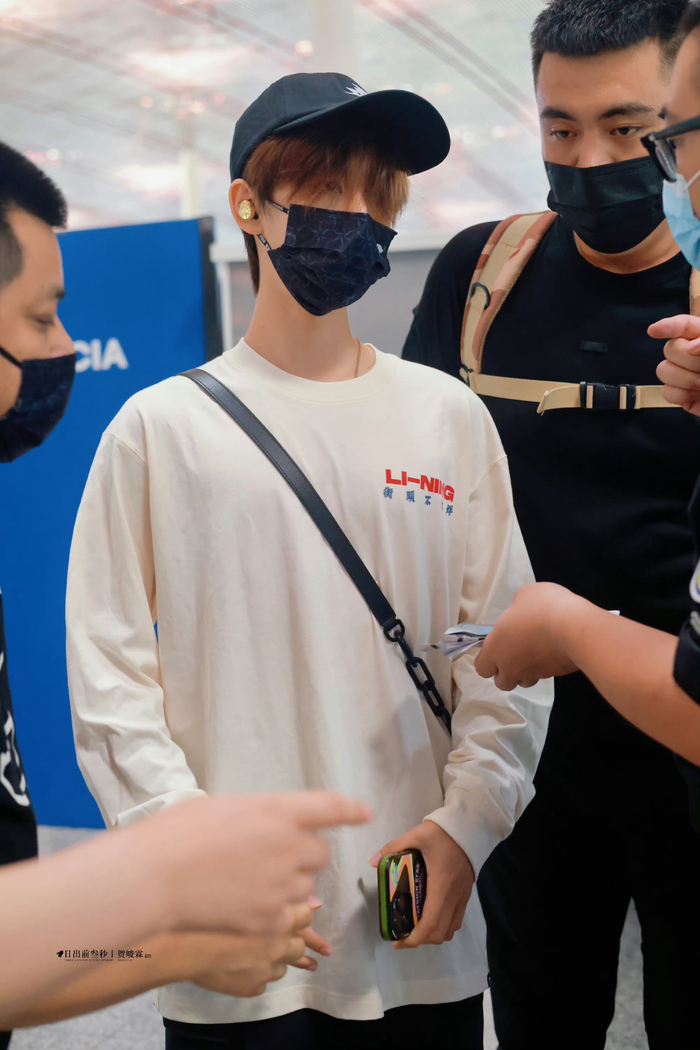 贺峻霖机场出发路透 白t77短裤造型,干净清爽的帅哥啊!