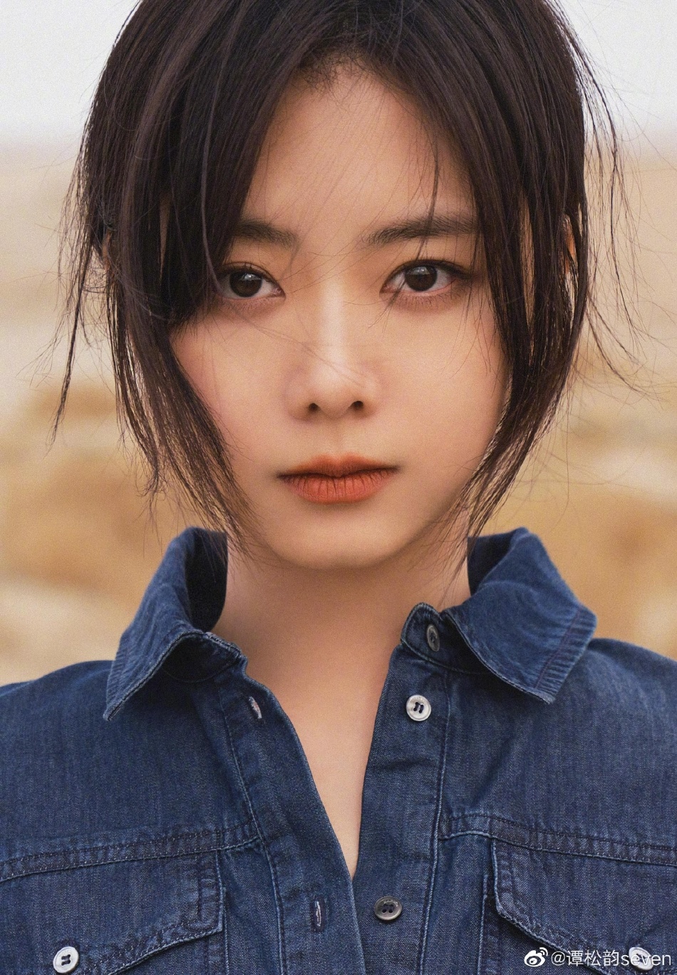 谭松韵沙漠氛围感大片释出对镜甜笑气质满分