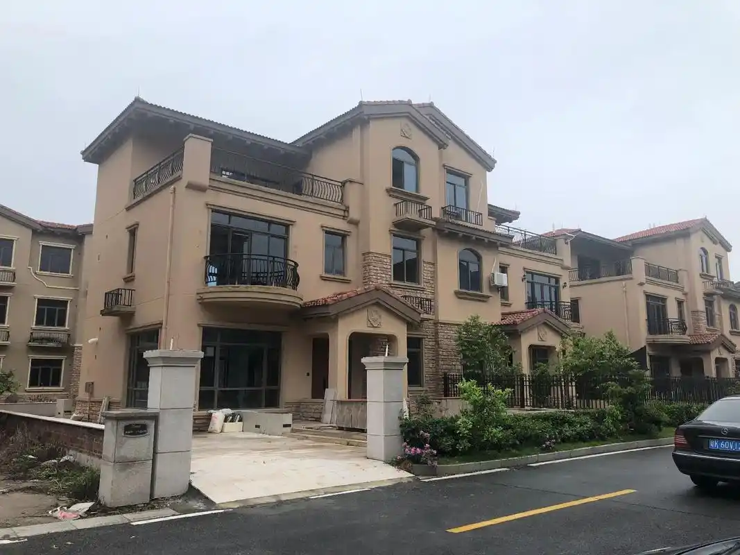 急售:旦场碧桂园 独栋别墅,硬装已装完,三层建筑面积252平 - 抖音