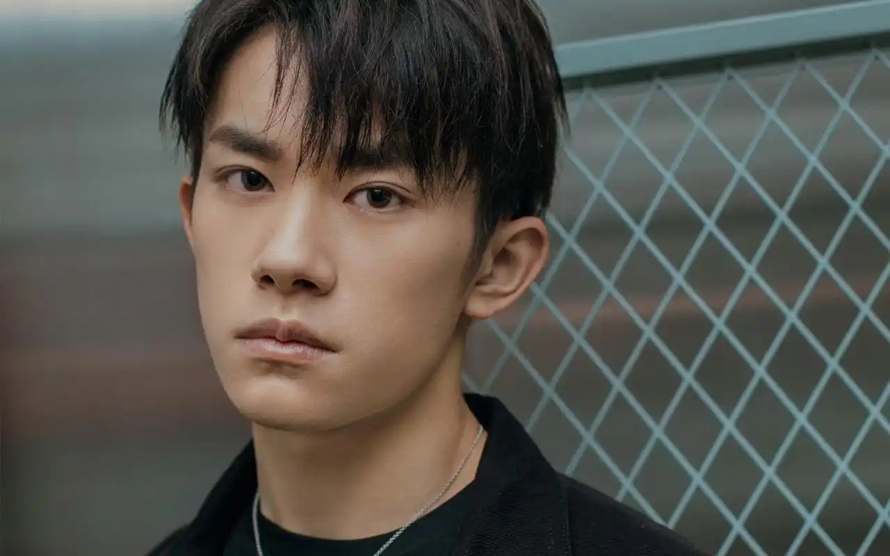 易烊千玺杂志照片高清电脑壁纸,大陆明星,歌手,帅气,帅哥,tfboys,易烊