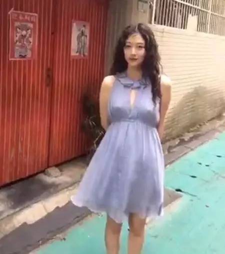 雪莉真实裸胸示范不穿内衣为什么胸会不下垂