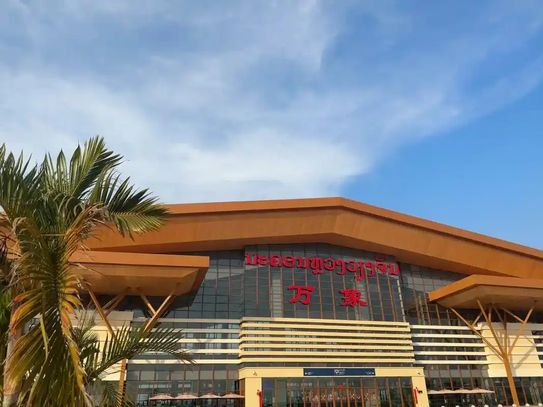 老挝首都万象匆忙一日游.万象作为老挝首都在建设上比邻国差不少 - 抖