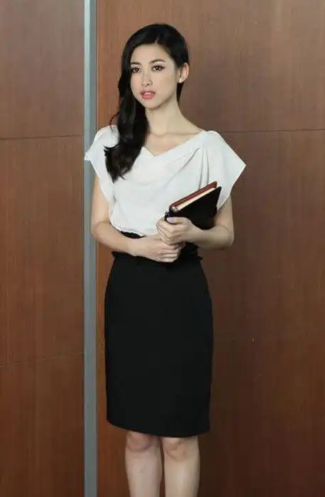 朱珠小时候最羡慕的就是别的小朋友可以带盒饭到学校,就是看不到朱爸