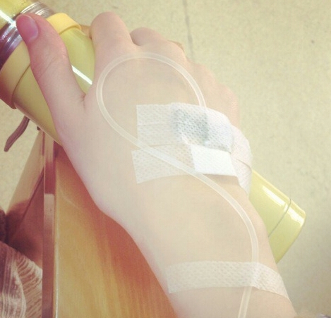 在医院的照片真实照片最好是在打吊针那种场景可以