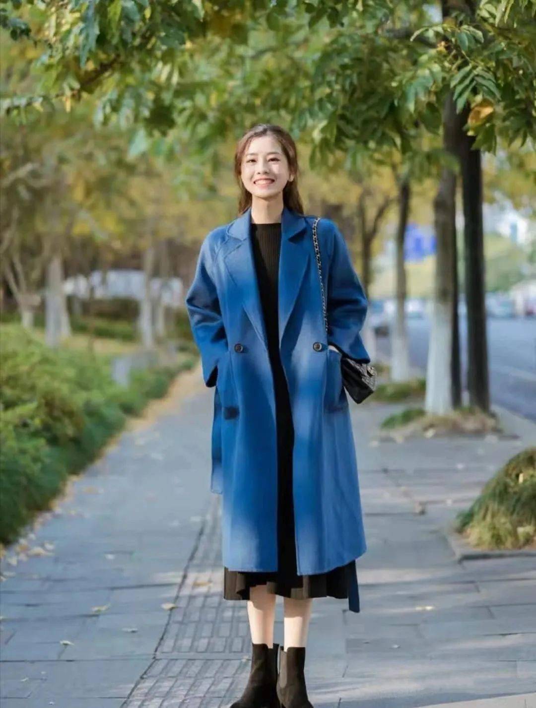 较浅的天蓝色搭配深蓝或灰色,层次感中透着知性温柔的气质.