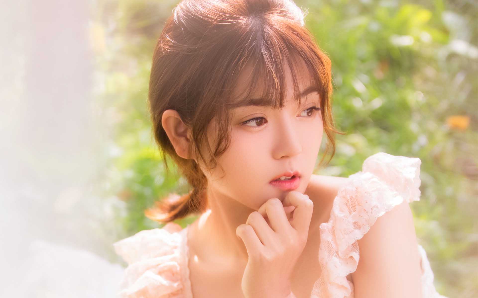 治愈系美女白丝蕾丝裙诱人写真图片壁纸